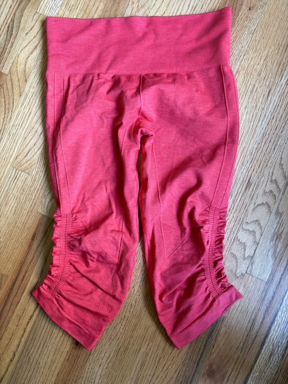 Lululemon size 6 Coral Ruched Capris Leggings